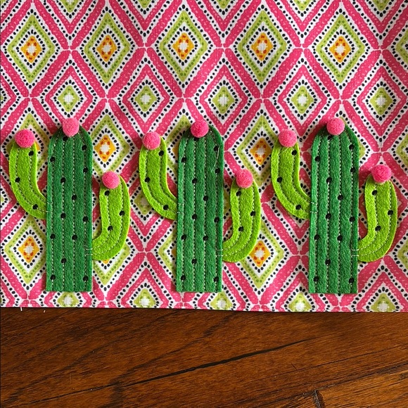 Cactus Patterned Pink Table Linens - Picture 4 of 6